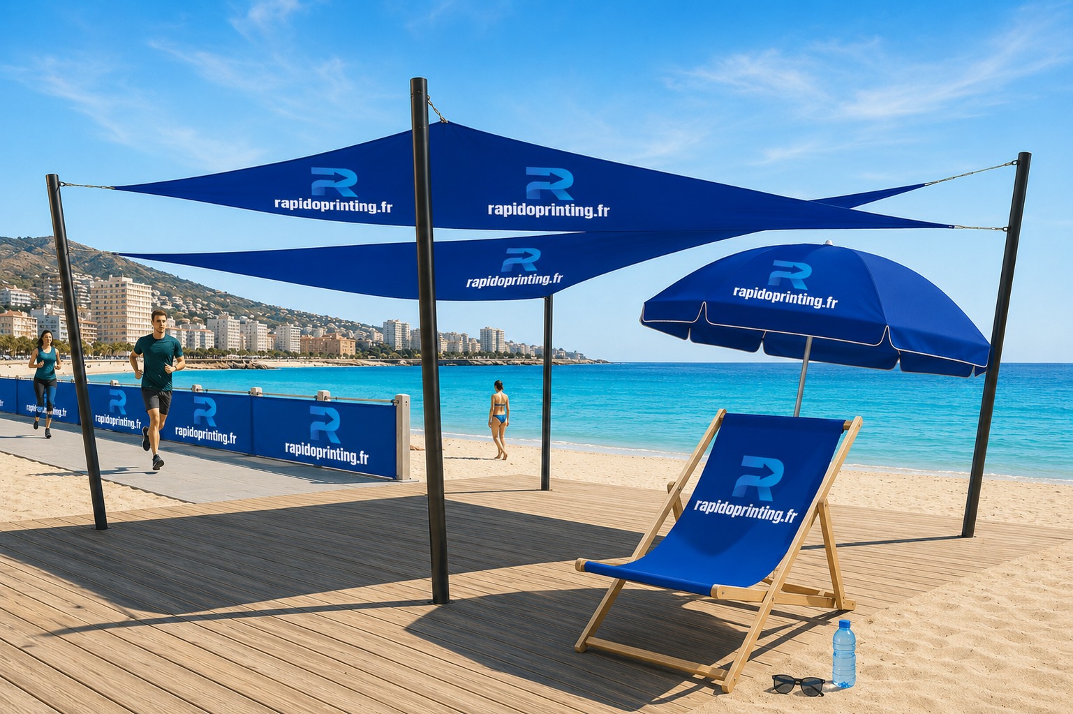 Parasols et chaises longues personnalisés Rapidoprinting Parasols, voiles d'ombrage et chaise longue personnalisés Rapidoprinting installés sur une plage en été